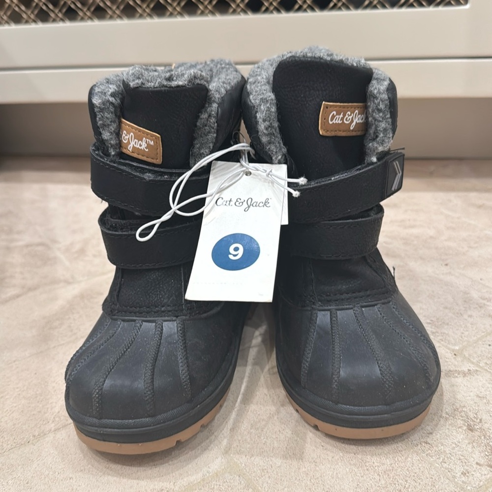 Cat & Jack BRAND NEW kids Rain & Snow Boots size: 9